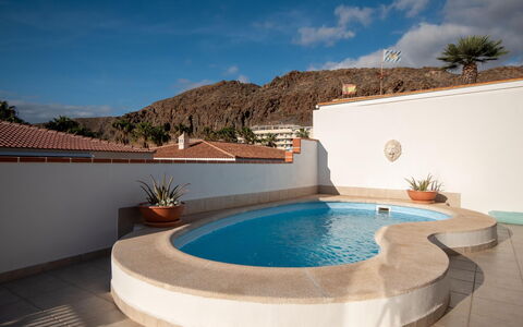 Sue: Water, Building, Property, Sky, Plant, Tree, Window, Leisure, Urban Design, Swimming Pool