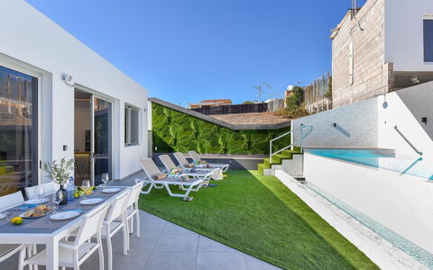 Villa Joviano: Water, Building, Property, Sky, Plant, Tree, Window, Leisure, Urban Design, Swimming Pool