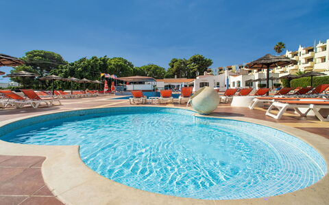La Perle D'Albufeira: Water, Building, Property, Sky, Plant, Tree, Window, Leisure, Urban Design, Swimming Pool