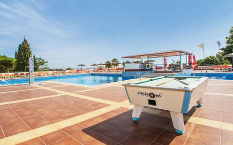 La Perle D'Albufeira: Water, Building, Property, Sky, Plant, Tree, Window, Leisure, Urban Design, Swimming Pool