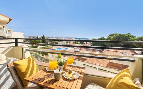 La Perle D'Albufeira: Water, Building, Property, Sky, Plant, Tree, Window, Leisure, Urban Design, Swimming Pool