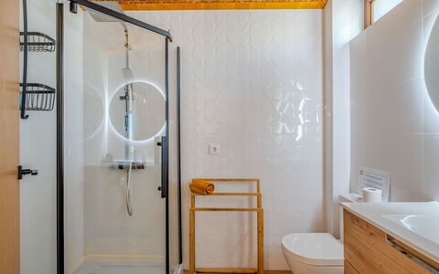 La Perle D'Albufeira: Wall, Plumbing Fixture, Interior Design, Flooring, Bathroom, Lighting, Plumbing, Ceiling, Floor, Tap
