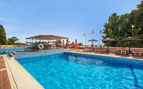 La Perle D'Albufeira: Water, Building, Property, Sky, Plant, Tree, Window, Leisure, Urban Design, Swimming Pool