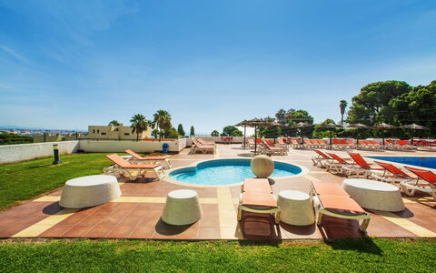 La Perle D'Albufeira: Water, Building, Property, Sky, Plant, Tree, Window, Leisure, Urban Design, Swimming Pool