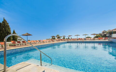 La Perle D'Albufeira: Water, Building, Property, Sky, Plant, Tree, Window, Leisure, Urban Design, Swimming Pool