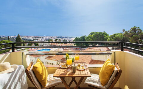 La Perle D'Albufeira: Water, Building, Property, Sky, Plant, Tree, Window, Leisure, Urban Design, Swimming Pool