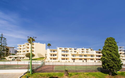 La Perle D'Albufeira: Water, Building, Property, Sky, Plant, Tree, Window, Leisure, Urban Design, Swimming Pool