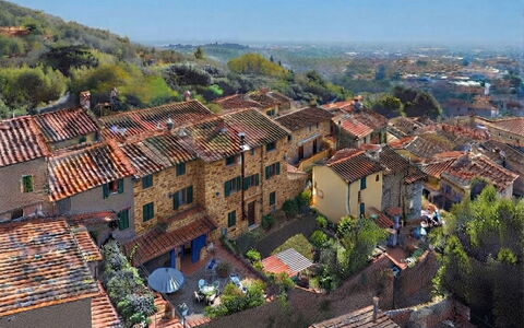 La Casa del Fale di Collodi: Wall, Residential Area, Roof, House, Neighbourhood, Town, Landscape, Architecture, Home, Rural Area