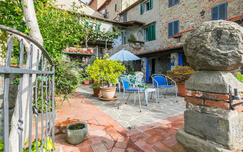 La Casa del Fale di Collodi: Furniture, Property, Cabinetry, Picture Frame, Window, Building, Comfort, Azure, Drawer, Wood