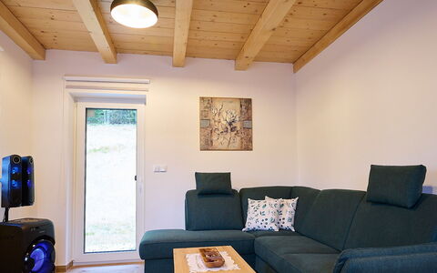U Lesa: Property, Furniture, Comfort, Wood, Couch, Interior Design, Living Room, Floor, Shade, Flooring