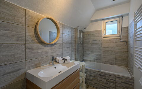 Les Cardinaux: Mirror, Tap, Sink, Property, Plumbing Fixture, Bathroom Sink, Building, Bathroom, Bathroom Cabinet, Cabinetry