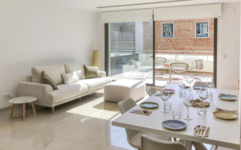 Lizarran: Table, Furniture, Property, Couch, Window, Tableware, Building, Interior Design, Studio Couch, Chair