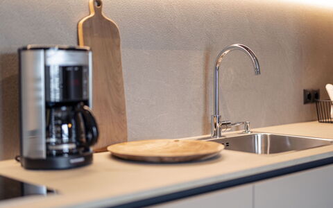 Oberndorf in Tirol 100: Kitchen Sink, Tap, Sink, Plumbing Fixture, Kitchen, Countertop, Wood, Coffeemaker