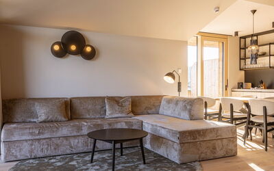 Penthouse mit 2 Schlafzimmer 100.3: Furniture, Interior Design, Flooring, Wall, Floor, Couch, Wood, Ceiling, Home, Living Room