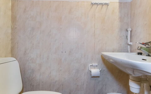 Siulapalkinen B 10: Wall, Plumbing Fixture, Bathroom, Flooring, Floor, Bathroom Sink, Interior Design, Plumbing, Toilet, Sink
