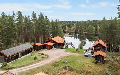 Nedre Gärdsjö: Sky, Property, Cloud, Plant, Tree, Natural Landscape, Water, Land Lot, Highland, House