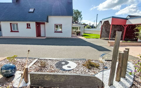 Guiriden: House, Roof, Home, Cottage, Driveway, Landscaping, Concrete, Garden, Yard, Walkway