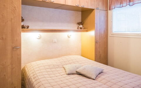Vuokatin Tähti: Interior Design, Furniture, Wall, Bedroom, Wood, Bed, Floor, Flooring, Ceiling, Room