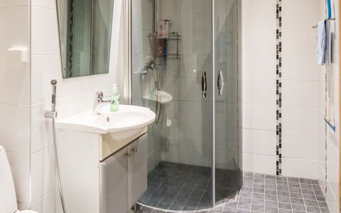 Vuokatin Tähti: Bathroom, Plumbing Fixture, Flooring, Interior Design, Toilet, Toilet Seat, Floor, Bathroom Sink, Sink, Tap