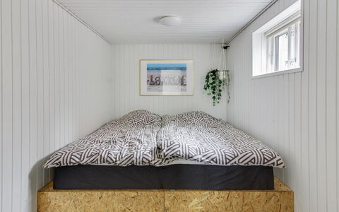 Edmond - 150M from the Sea: Wood, Flooring, Floor, Interior Design, Bedroom, Ceiling, Wood Stain, Hardwood, Plank, Bed