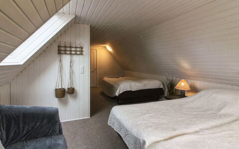 Edmond - 150M from the Sea: Wall, Bedroom, Wood, Floor, Bed, Ceiling, Flooring, Bed Sheet, Interior Design, Bedding