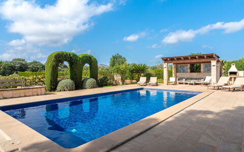 Es Garrigo de Son Mora: Water, Cloud, Sky, Plant, Property, Swimming Pool, Azure, Tree, Body Of Water, Building