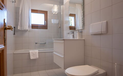 Chesa Narcissa F4: Property, Mirror, Bathroom, Plumbing Fixture, Purple, Sink, Interior Design, Floor, Flooring