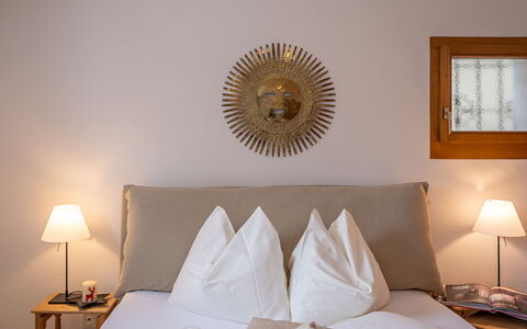Chesa Narcissa F4: Brown, Property, Furniture, Window, Comfort, Light, Wood, Lamp, Lighting, Shade