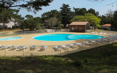 Ile D'Oléron 555: Water, Property, Plant, Swimming Pool, Tree, Shade, Sky, House, Grass, Leisure