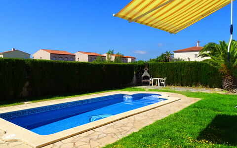 Villa Laura: Plant, Sky, Property, Water, Azure, Building, Shade, Rectangle, Grass, Swimming Pool
