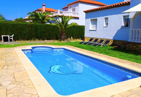 Villa Laura: Water, Building, Plant, Property, Swimming Pool, Azure, Blue, Sky, Window, Shade