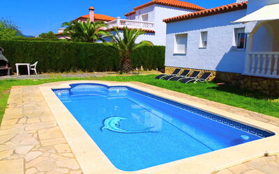 Villa Laura: Water, Building, Plant, Property, Swimming Pool, Azure, Blue, Sky, Window, Shade