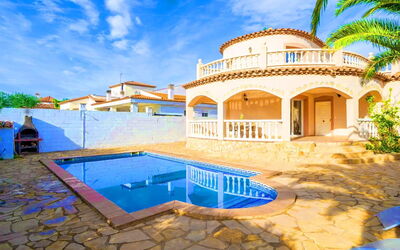 Villa Manuela: Cloud, Sky, Building, Property, Water, Plant, Blue, House, Window, Swimming Pool