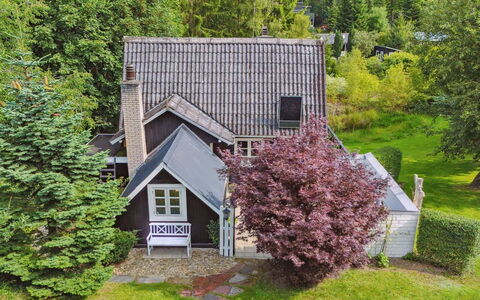 Vesa - 2.4Km from the Sea: Building, Window, House, Roof, Home, Shrub, Cottage, Residential Area, Garden
