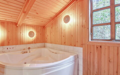 Muriel - 1.1Km from the Sea: Wood, Plumbing Fixture, Bathtub, Interior Design, Flooring, Bathroom, Ceiling, Plumbing, Floor, Tap