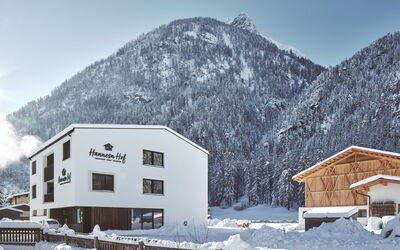 Längenfeld 166: Sky, Building, Snow, Property, Window, Mountain, House, Slope, Architecture, Natural Landscape