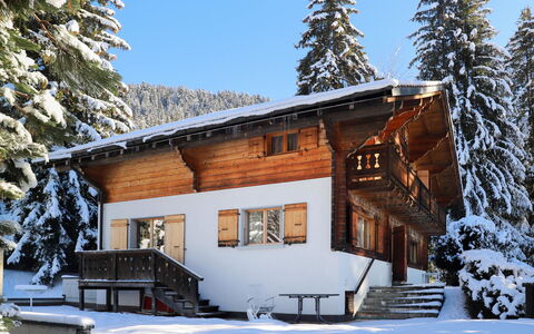 Chalet le Haut Pré: Sky, Snow, Building, Window, Plant, Tree, House, Larch, Cottage, Biome