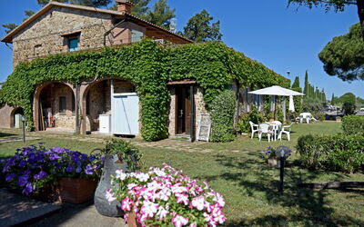 Accommodation:&nbsp;Borgo Valmarina 100.3