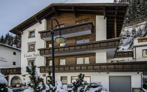 Ischgl 110: Sky, Building, Property, Window, Snow, Plant, Tree, Urban Design, House, Neighbourhood