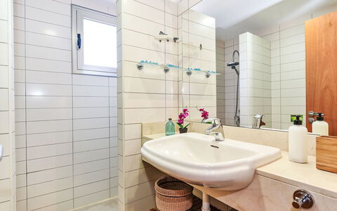 Tipo 3 Dormitorios: Bathroom, Plumbing Fixture, Bathroom Sink, Flooring, Interior Design, Floor, Tap, Sink, Mirror, Plumbing