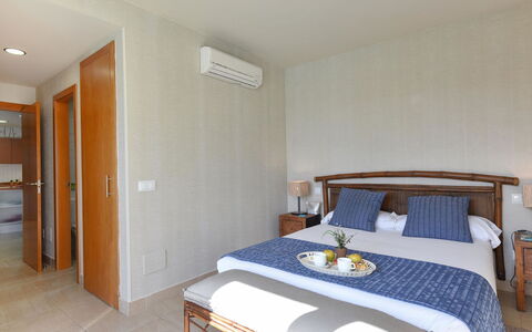 Tipo 3 Dormitorios: Furniture, Wood, Flooring, Floor, Interior Design, Chair, Ceiling, Room, Bedroom, Bed
