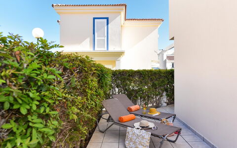 Cabosos 4: Building, Sky, Plant, Window, House, Facade, Tree, Leisure, Roof