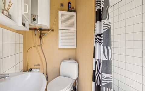 Benthe - 200M from the Sea: Toilet Seat, Wall, Plumbing Fixture, Toilet, Flooring, Floor, Bathroom, Interior Design, Sink, Plumbing