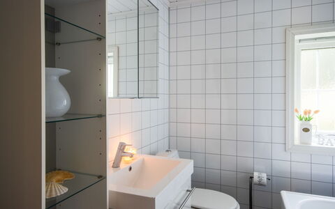 Heggland Huset: Mirror, Tap, Sink, Plumbing Fixture, Property, Bathroom Sink, Bathroom, Building, Interior Design, Architecture