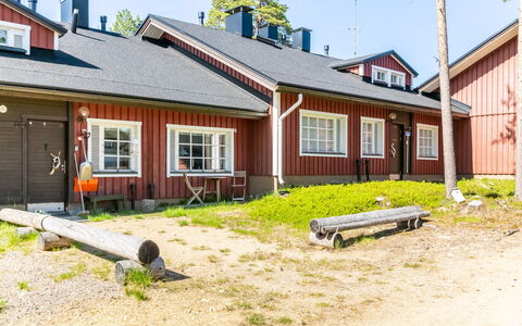 Soidinaukia a 3: Roof, Cottage, Land Lot, Home, Siding, Slope, Sash Window, Driveway, Shade, Yard