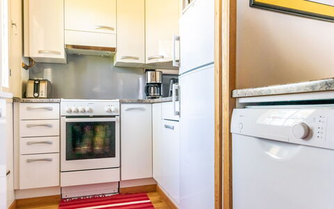 Soidinaukia a 3: Kitchen Appliance, Major Appliance, Flooring, Kitchen, Interior Design, Home Appliance, Wood, Floor, Room, Cabinetry