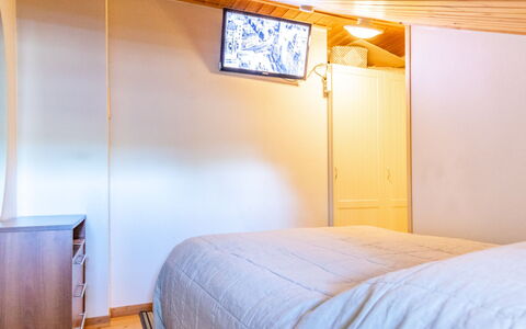 Soidinaukia a 3: Floor, Flooring, Interior Design, Bed, Wood, Bedroom, Ceiling, Bed Sheet, Room, Lighting