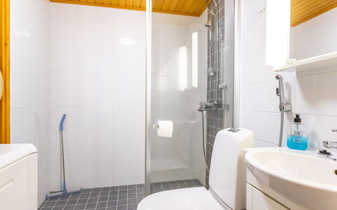 Soidinaukia a 3: Plumbing Fixture, Flooring, Bathroom Sink, Interior Design, Floor, Sink, Bathroom, Wood, Tap, Ceiling