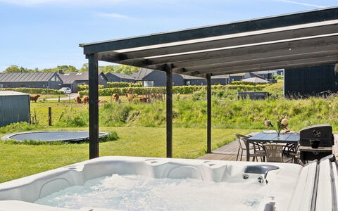 Jul - 300M from the Sea: Blue, Shrub, Cottage, Groundcover, Garden, Estate, Shade, Landscaping, Farmhouse, Eco Hotel