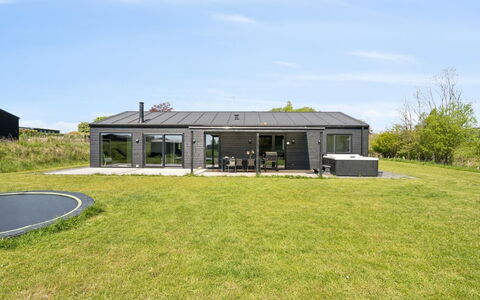 Jul - 300M from the Sea: Blue, Shrub, Cottage, Groundcover, Garden, Estate, Shade, Landscaping, Farmhouse, Eco Hotel